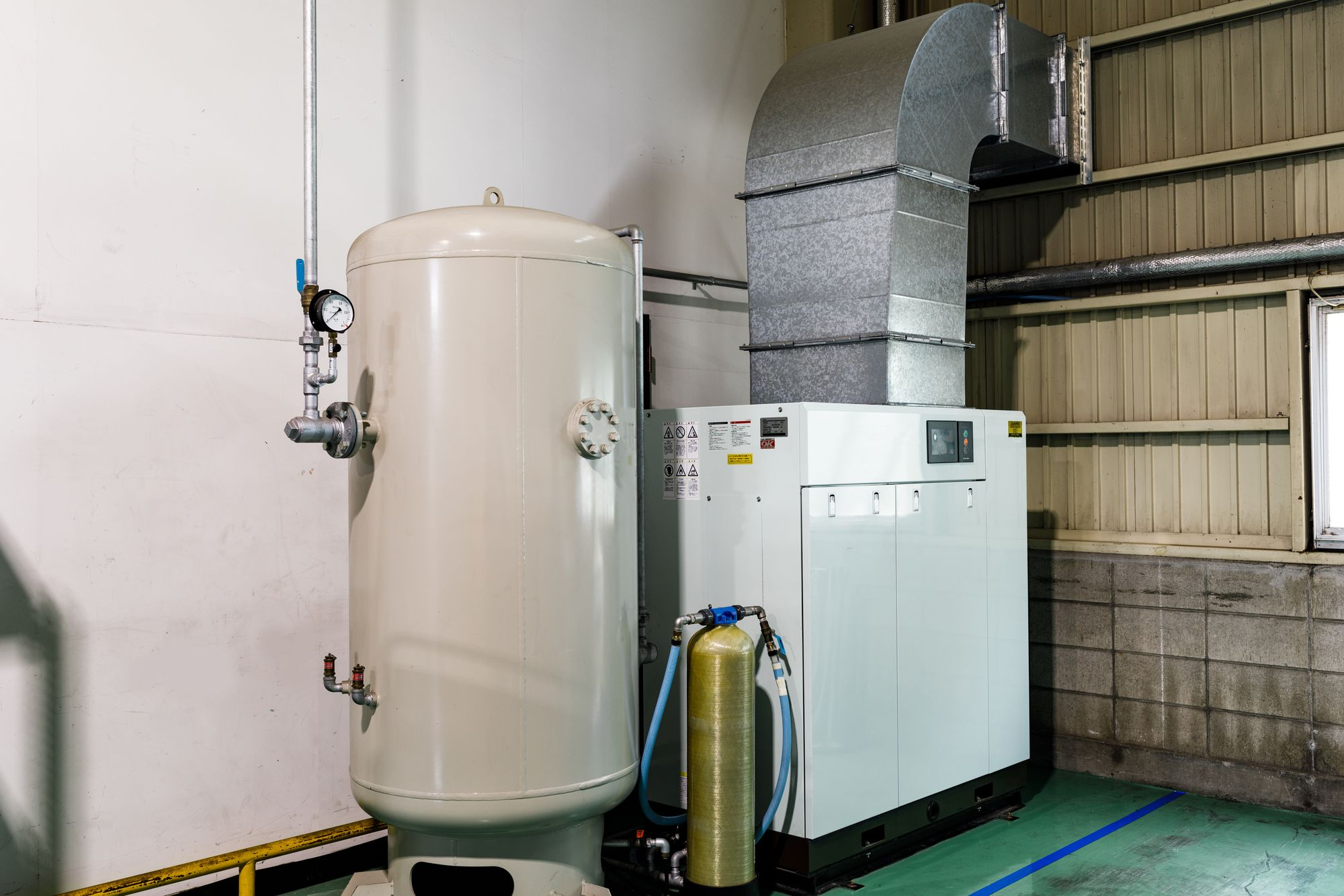 コンプレッサーの電気代はどのくらい？ 工場の消費電力を抑える運用方法とは