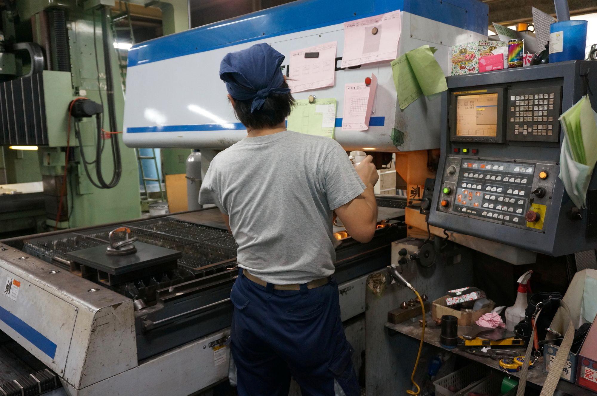 マシニングセンタの消費電力と電気代の関係｜電力コストを削減するポイントとは
