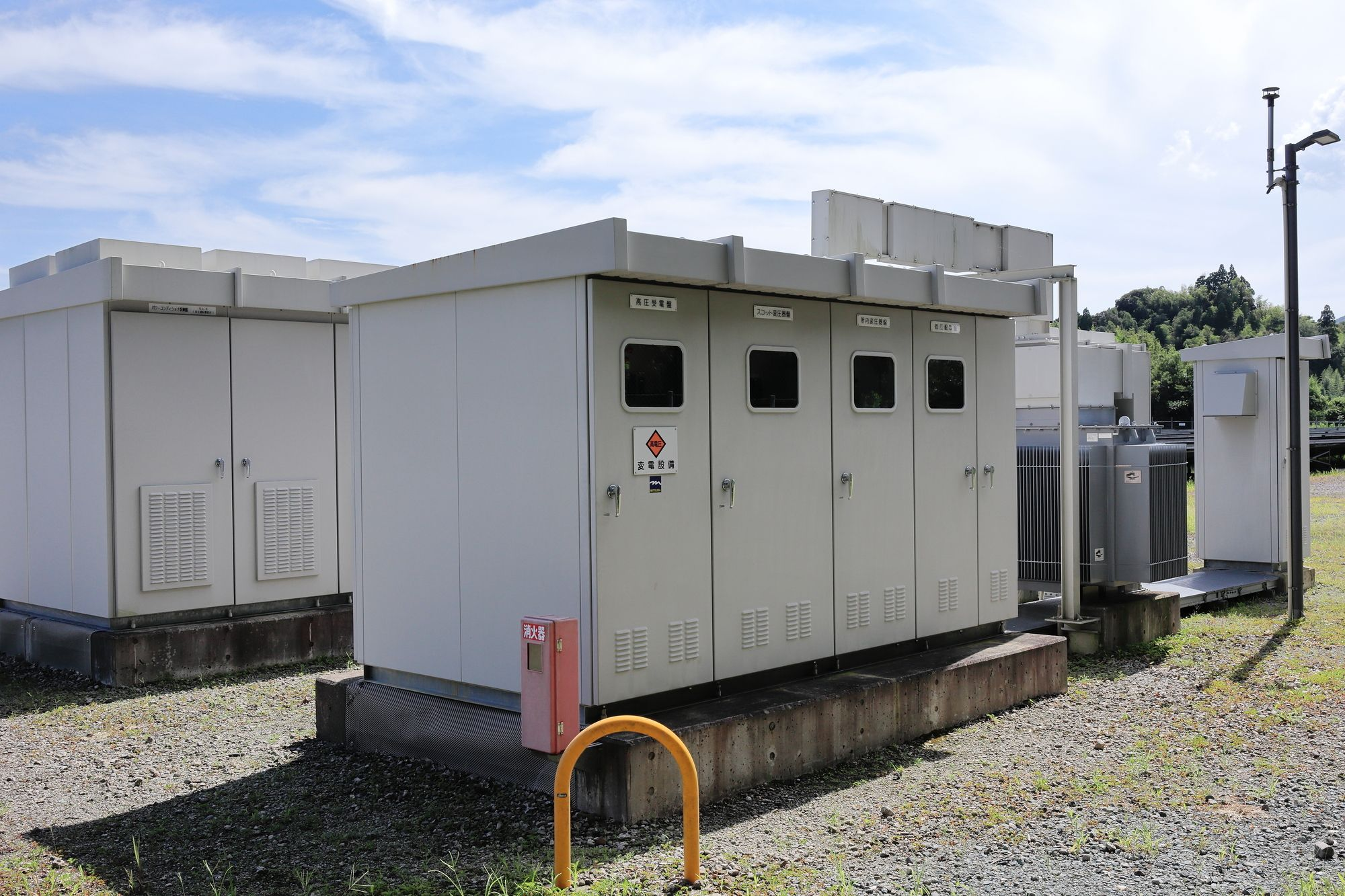 キュービクルとは？企業の電力管理に欠かせない高圧受電設備の基礎知識