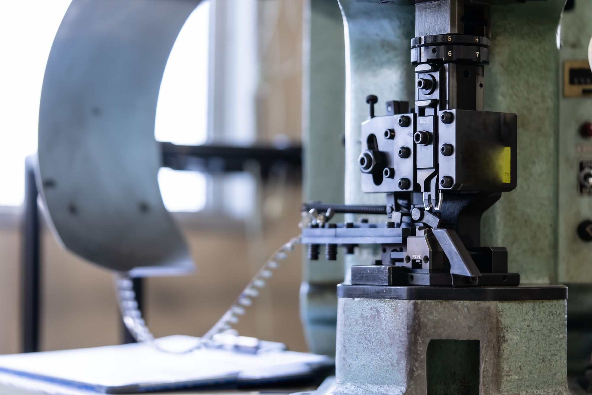 プレス機の消費電力を抑えて電気代を削減！今すぐ実践できる5つの見直しポイント