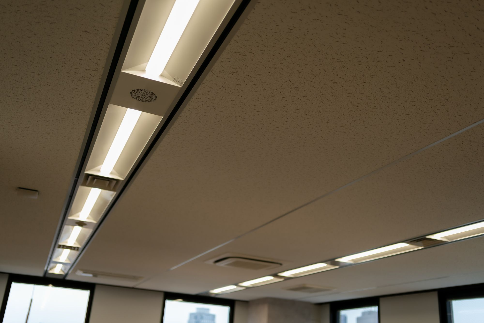 蛍光灯の省エネ対策とは？LED化や照明管理システムを利用する方法