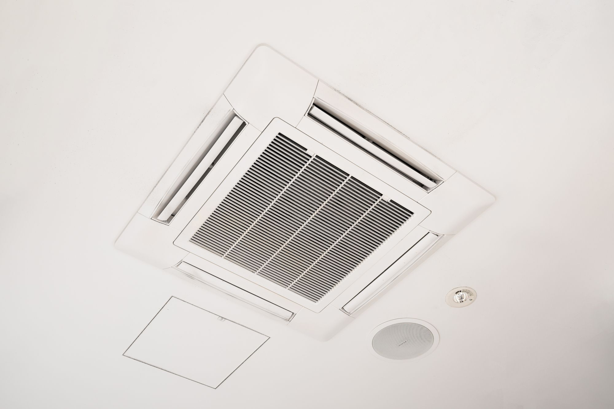 業務用エアコンの電気代を劇的に削減！節電のアイデアと活用したいおすすめサービス